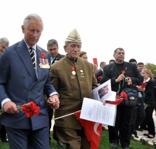 Prens Charles, Dünyanın En Yaşlı Çanakkale Gazisinin Heykeline Karanfil Bıraktı