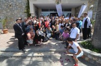 İÇMELER - Bodrum Plajları Renklenirken İlk Turistler Karanfillerle Karşılanıyor