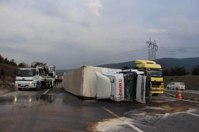 Bolu’da Tır Devrildi, 10 Kilometrelik Araç Kuyruğu Oluştu