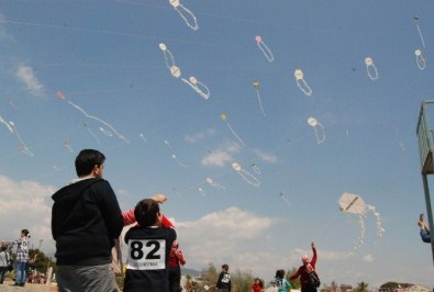 Edremit’te Gökyüzü Uçurtmalarla Renklendi