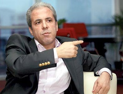 Cami duvarına işiyorlar