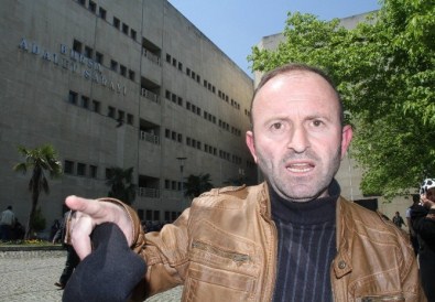 Otistik Oğlunun Kelepçeli Fotoğrafını Gören Baba Adliyeye Koştu