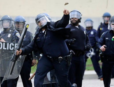 ABD polisi eylemcilere taş attı