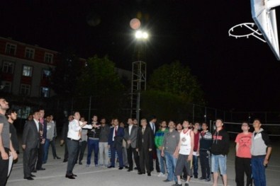 Başkan Eroğlu, Öğrencilerle Basketbol Oynadı, Şarkı Söyledi