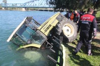 SEYHAN NEHRİ - Ot Biçerken Traktörle Nehre Uçtu