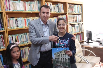 Başkan Açıkel'den Kitap Okuyan Öğrencilere Ödül