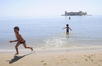 Kızkalesi’nde Deniz Sezonunu Çocuklar Açtı