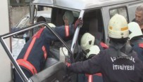 ORHAN AYDIN - Kontrolden Çıkan Minibüs Park Halindeki Araçlara Çarptı