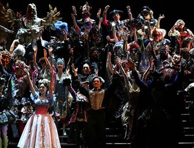 'Operadaki Hayalet'in Maskeleri Sevgi Evleri'ne Kaynak Oldu