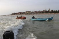 BALIKÇI TEKNESİ - Su Bisikletiyle Gölde Mahsur Kalan Üç Kişiyi Balıkçı Teknesi Kurtardı