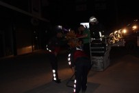 İTFAİYE MERDİVENİ - Yangına Uykuda Yakalanan Apartman Sakinlerini Zehirlenmekten İtfaiye Kurtardı