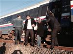TREN KAZASı - İzmir'de Tren Kazası