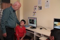 İSMET UÇMA - AK Parti'li Aday Uçma, Çocuklarla Aynı Sırayı Paylaştı