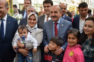 Müezzinoğlu Çocukları Sevdi, Gençlere Nasihat Verdi