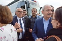 Öğrenciye Burs Veren Apartmana Plaketini Kemal Kılıçdaroğlu Verdi