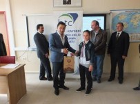 BAKÜ TIFLIS CEYHAN BORU HATTı - Ulaş'ta Kursiyerlere Fotoğraf Makinesi Hediye Edildi