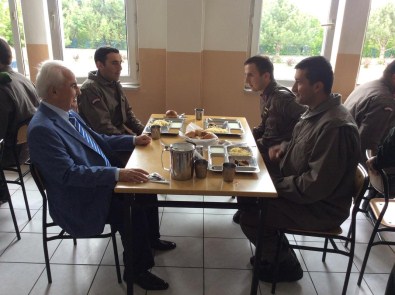 Vali Şahin, Öğle Yemeğini Askerlerle Yedi