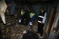 ÇÖP EV - Yaşlı Vatandaşın Evinden 1 Kamyon Dolusu Çöp Çıkartıldı