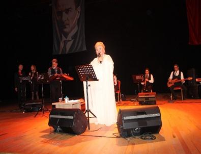 Beylikdüzü’nde Neşe Karaböcek’le Noslaji Rüzgarı