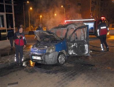 Nazilli’de Park Halindeki Otomobil Küle Döndü
