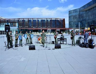 Askerlerden Sokak Konseri