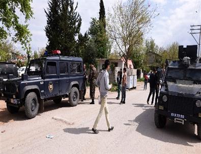 Evleri Aranırken, Onlar Polislerle Sohbet Etti