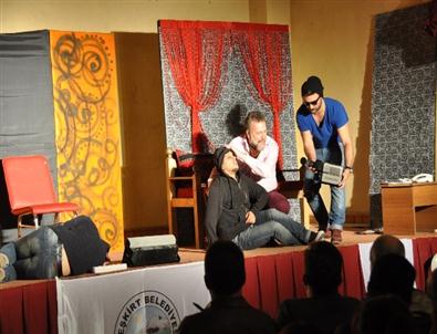 Eleşkirt’te ‘pembe Aslında Siyahtır’ Oyunu