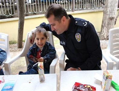 Minik Öğrenciler Polis Ağabeylerini Ziyaret Etti