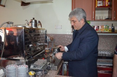AK Parti Trabzon Milletvekili Adayı Adnan Günnar, Vatandaşlara Çay Servisi Yaptı