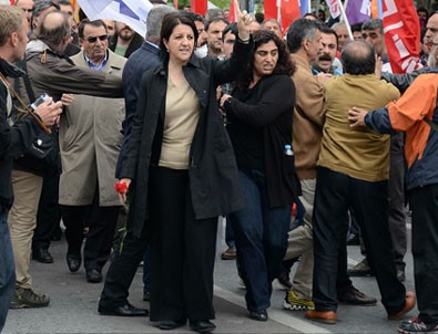 Beşiktaş'ta polis dağılmayan gruba müdahale etti