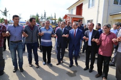 Çelikcan 1 Mayıs'ı İşçilerle Halay Çekerek Kutladı