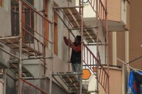 TERTIP KOMITESI - Herkes Halay Çekti, İnşaat İşçileri Çalıştı