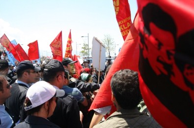 İzmir'de 1 Mayıs Olayları Açıklaması 5'İ Polis 7 Yaralı
