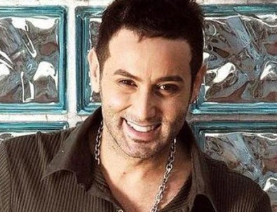 Oyunculuğa göz kırptı