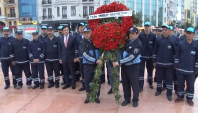 Taksim'e İlk Çelenk Bırakıldı