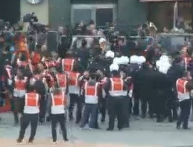 Taksim Meydanı'na çıkan TKP'li gruba polis müdahale etti