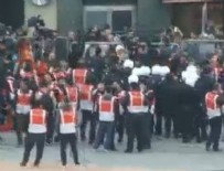 TAKSIM MEYDANı - Taksim Meydanı'na çıkan TKP'li gruba polis müdahale etti