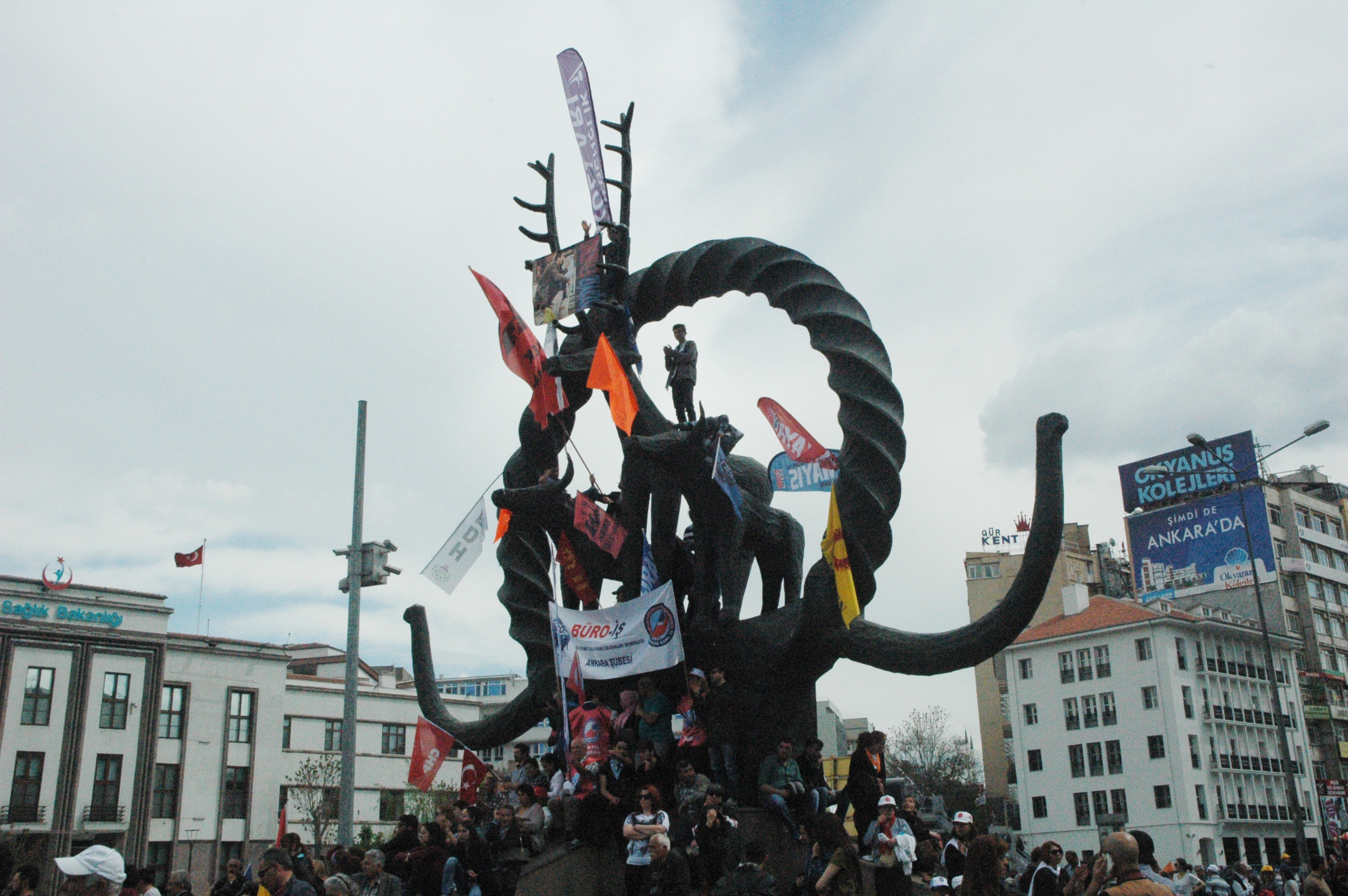 Başkent'te 1 Mayıs Sıhhiye'de kutlandı