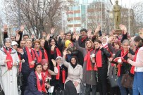 AK Kadınlar Anneler Gününde Kadınlara Karanfil Dağıttı