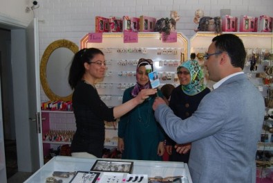 AK Parti Kula, Anneler Günü'nde Gül Dağıttı