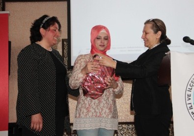 AK Parti Milletvekili Adayı Alev Dedegil, Yılın Annesine Hediyesini Verdi