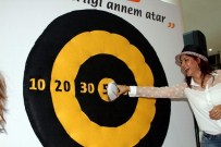 Annelerin 'En İyi Terliği Ben Fırlatırım'Yarışması