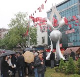 Asfaltsız Yollara Özgürlük Heykeli