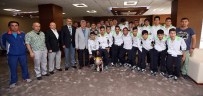 Başkan Karaosmanoğlu, Futbolcuları Ağırladı