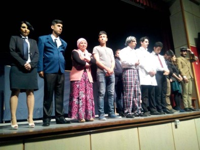 Bitlis'te Tiyatro Oyunu Sahnelendi