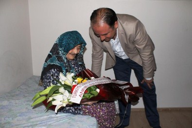 Davutoğlu Adına 111 Yaşındaki Ayşe Nineye Anneler Günü Çiçeği
