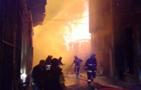 Fatih'te 4 Katlı Ahşap Bina Yangında Küle Döndü