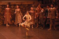 'Hamlet” Balesi Büyüledi