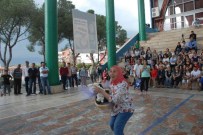 Kötü Alışkanlıklara Terlik Fırlattılar