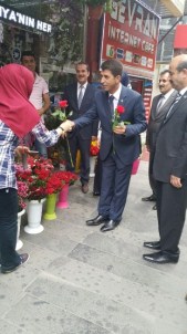 MHP Milletvekili Adayları Annelere Gül Dağıttı